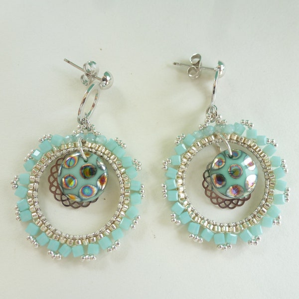 Boucles d'oreille bohème tissées à l'aiguille, verre et métal, coloris argenté et bleu aigue marine.