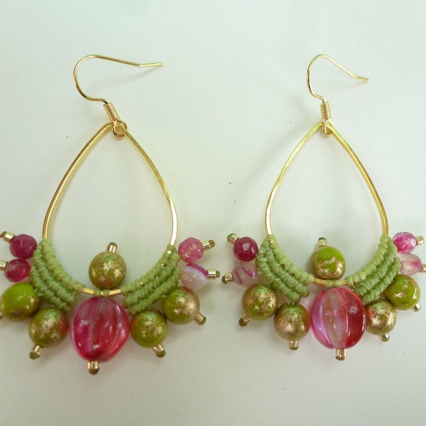 Boucles d'oreille bohème en micromacramé, fils synthétique, verre, pierre et métal, coloris vert chartreuse, rose carmin et doré.