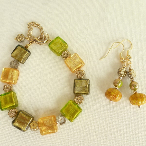 Parure bracelet et boucles d'oreille,"Carrés et fleurs", verre et métal, coloris vert chartreuse, orange pâle, gris et doré.