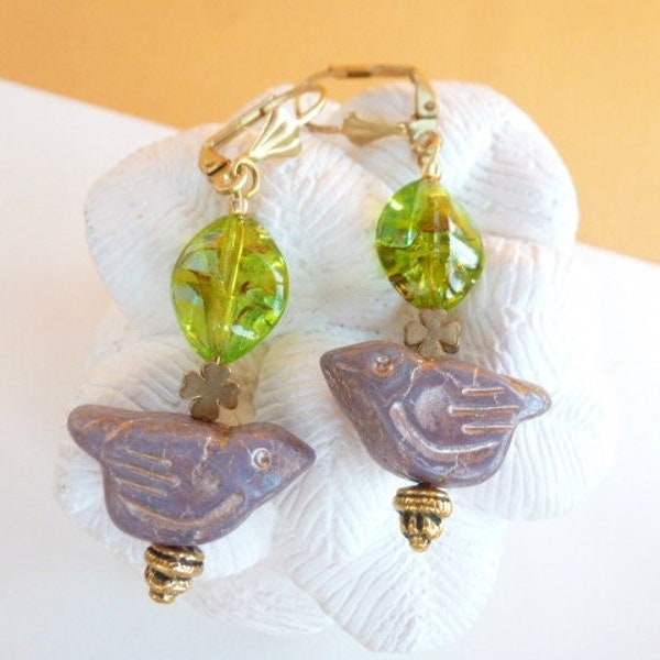 Boucles d'oreille "oiseau", Collection capsule "Bestiaire", verre et laiton, coloris violet, vert et doré.