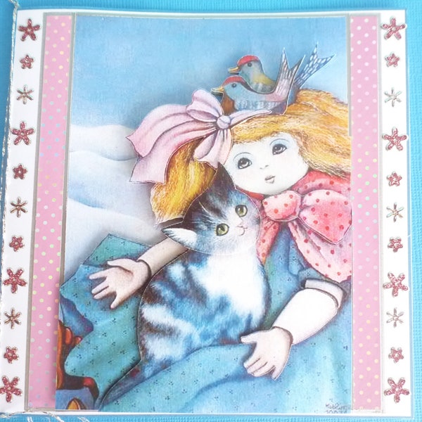 Carte de voeux personnalisable "Poupée et petit chat", papieret plastique, coloris bleu, rose, jaune et blanc.