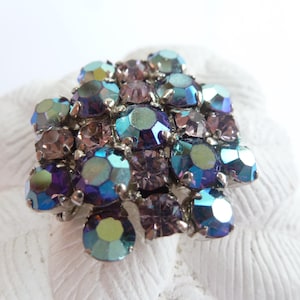 Vintage brosch från 50-/60-talet, "Blomma"-motiv, glas och metall, Aurora Borealis lila, ljusrosa och silverfärg.