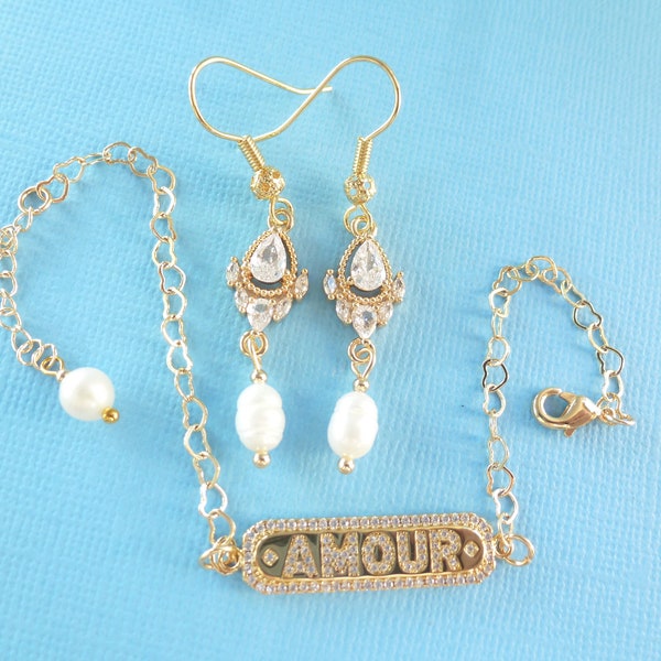 Parure romantique "Amour", métal plaqué or 14K, perles de culture d'eau douce et zircons, coloris doré, blanc et transparent.