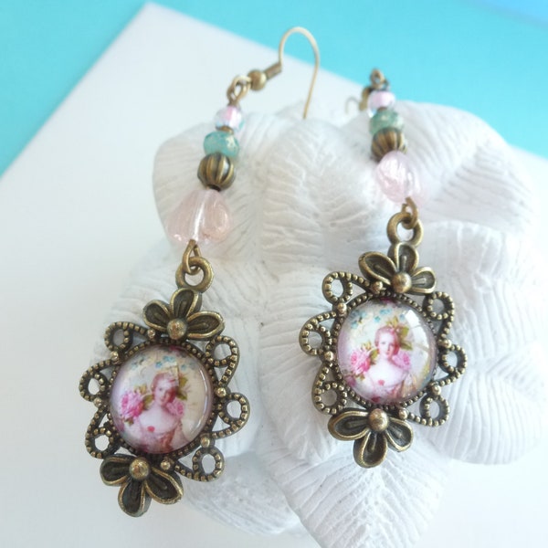 Boucles d'oreille rétro " Madame de ...", métal et verre, coloris bronze, rose, bleu et ivoire.