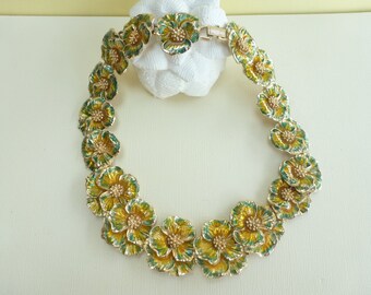 Collier vintage 2000 français émaillé "Pensées", Musée des Arts Décoratifs, métal, coloris vert, jaune et doré.