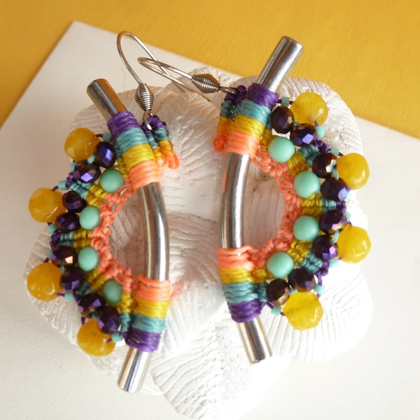 Boucles d'oreille bohème chic en micro macramé, fils synthétique, verre, pierre et métal, coloris orange fluo, jaune, bleu, violet et argent