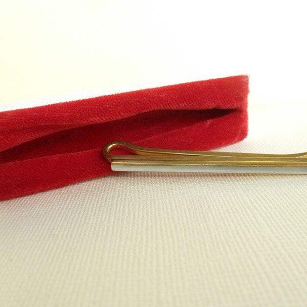Barrette à cravate française vintage 50/60, métal et coquillage, coloris doré et blanc.
