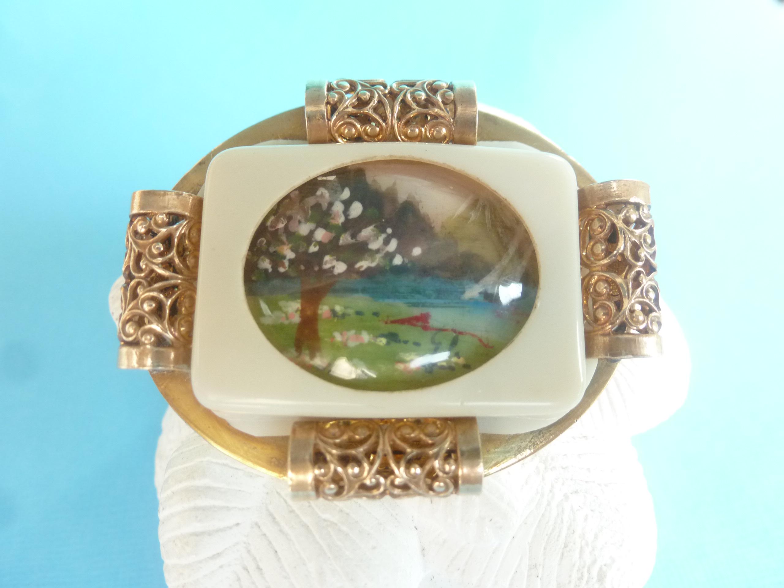 Broche Ancienne En Lucite Sculptée - Métal Laiton - Occasion - Bijou Vintage Rétro