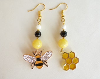 Boucles d'oreille émaillées "Abeille et alvéoles", métal, pierre et coquillage, coloris jaune, noir, blanc et doré.