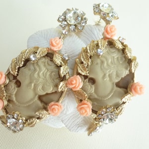 Retro baroque earrings, metal, resin, plastic and glass, beige/gold, pale coral, matte gold and transparent colors.
