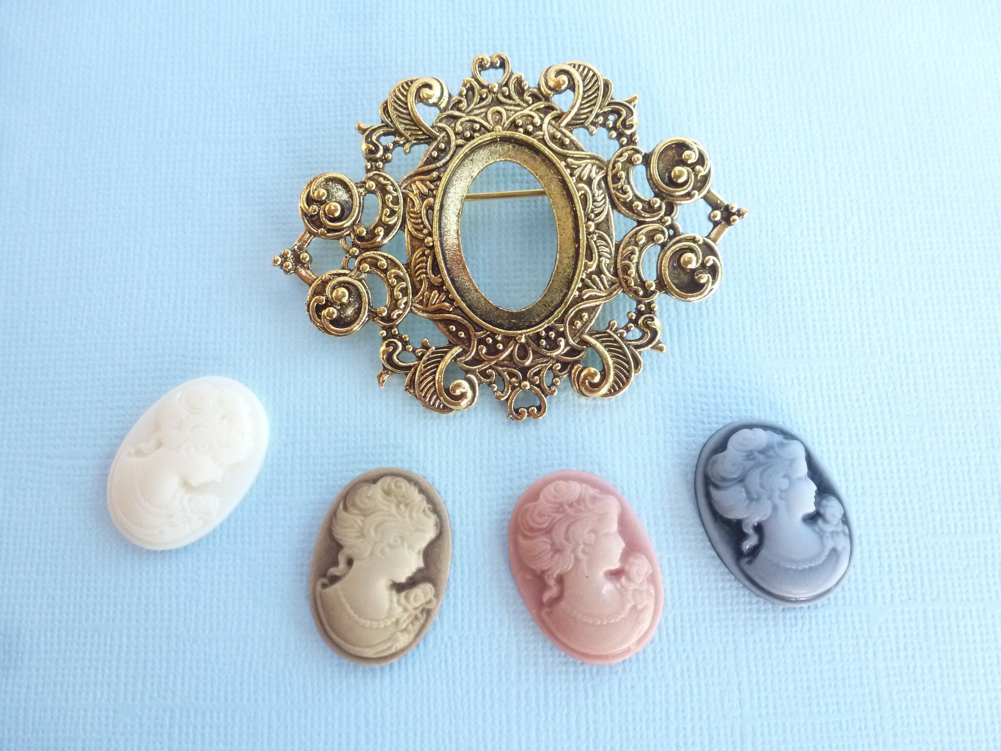 Broche ou épingle camée en résine vintage faite pour ressembler à du