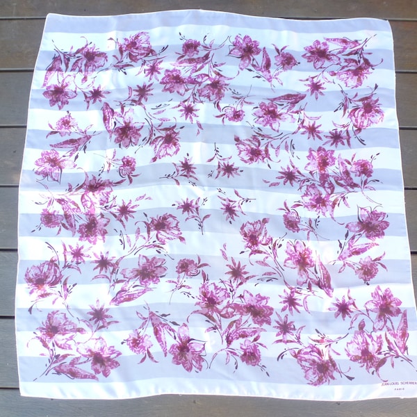 Grand foulard français fleuri vintage 90, JEAN-LOUIS SCHERRER, polyester, coloris rose pâle, prune clair et foncé et petites touches marron.