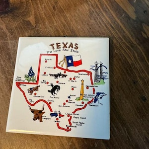 Może przedstawiać: Kwadratowa płytka ceramiczna z mapą Teksasu z ilustracjami zabytków i symboli. Płytka zawiera napis "TEXAS The Lone Star State" oraz wizerunek flagi Teksasu. Mapa wyróżnia miasta i regiony czerwonymi liniami i etykietami.