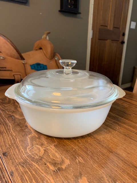 Vintage Anchor Hocking Fire King 1 1/2 Quart Casserole Dish Round