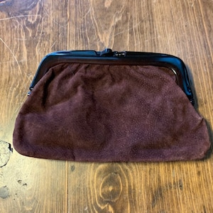 1970s Chocolate Brown Genuine Suede Leather Clutch with Lucite Kiss-Lock Made in Italy for Margo