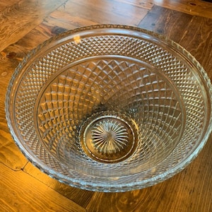 Vintage Wexford Medium Sized Serving Bowl