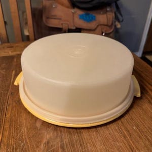 Vintage Harvest Gold Tupperware 10 Inch Round Cake Carrier/Keeper with Lid