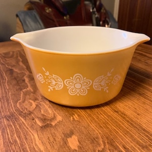 Pyrex butterfly gold, 1 quart casserole dish, 473