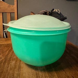 Vintage Tupperware Lettuce Keeper Crisper # 1424 Green w Clear Lid Tupperware