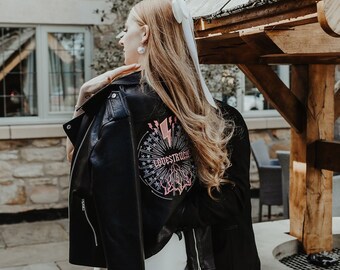 Chaqueta de cuero rosa neón con bordado de rock and roll para