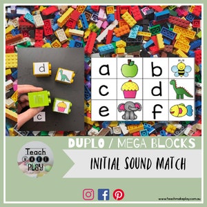 Peut inclure: Un jeu éducatif coloré pour les enfants utilisant DUPLO ou MEGA BLOCKS pour faire correspondre les sons initiaux. Le jeu comprend des tuiles de lettres, des tuiles d'images et un plateau de jeu. Le plateau de jeu a un fond noir et les tuiles de lettres sont jaunes avec des lettres noires. Les tuiles d'images sont blanches avec des images colorées. Le jeu est conçu pour aider les enfants à apprendre l'alphabet et à améliorer leurs compétences en phonétique.