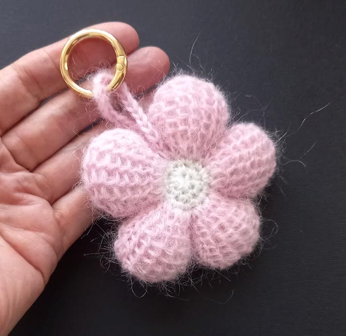 手作りかぎ針編みの花のキーホルダー：モヘアバッグチャーム - Etsy 日本