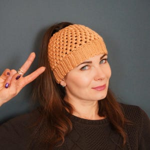 Gehaakte muts met rommelige knot/muts met rommelige knot/mutsje/muts met rommelige knot/muts met knot/muts met hoge knoop/muts met gehaakte knot/muts met paardenstaart/muts met gat
