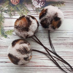 Set 5-delat rexkaninpälspompom: Avtagbar leopardmönstrad boll (8 cm)