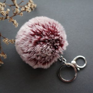 porte-clés en fourrure, porte-clés pom pom en fourrure, pompon bordeaux, porte-clés pour voiture, porte-clés en fausse fourrure, porte-clés en fausse fourrure, porte-clés boule de fourrure, pom pom en fourrure