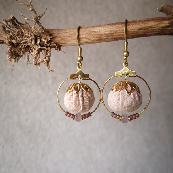 Boucles d'oreilles créoles, petite perle en tissu et teinture végétale.