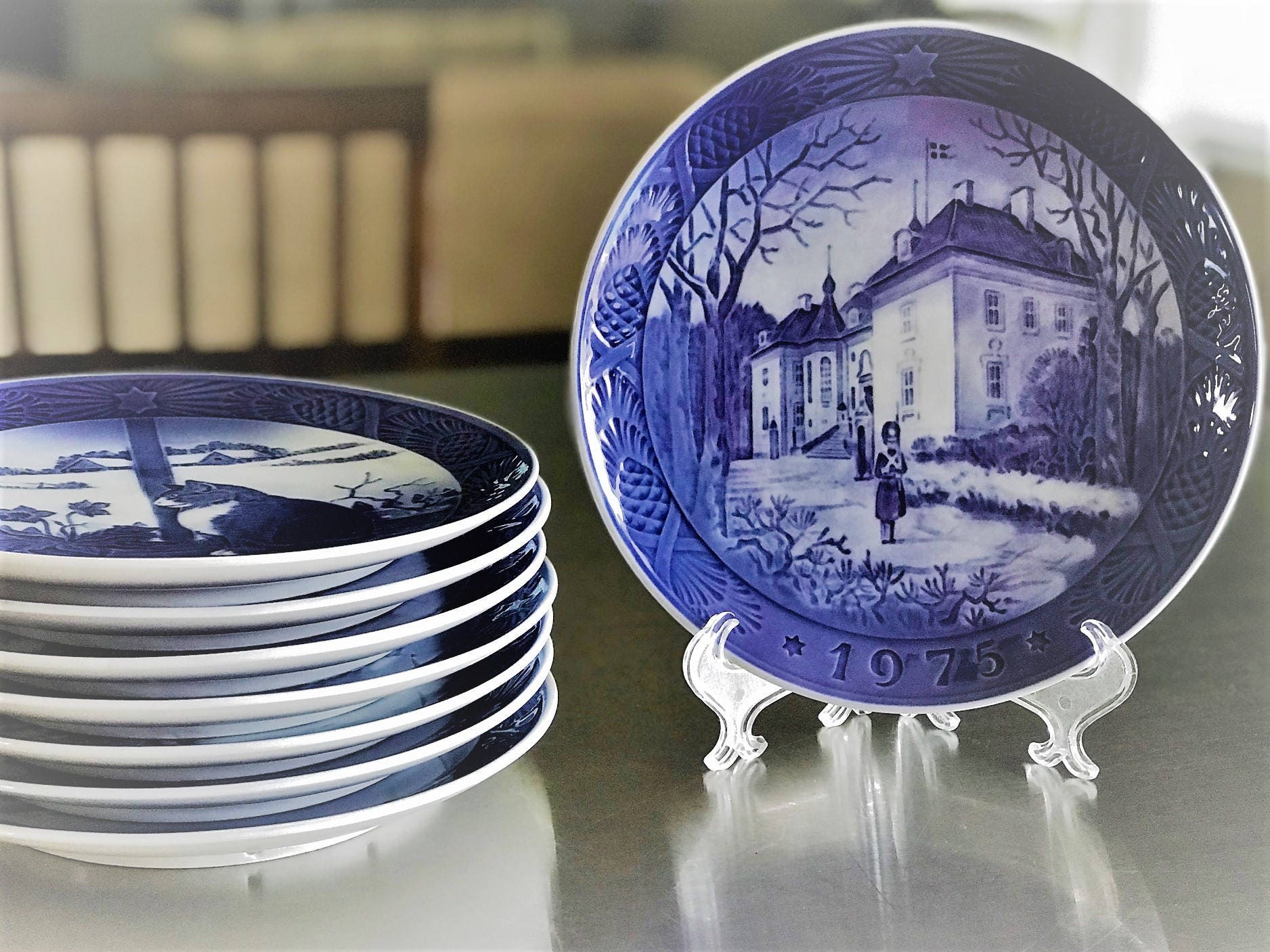 Royal Copenhagen Christmas Plate 1975 The Queen