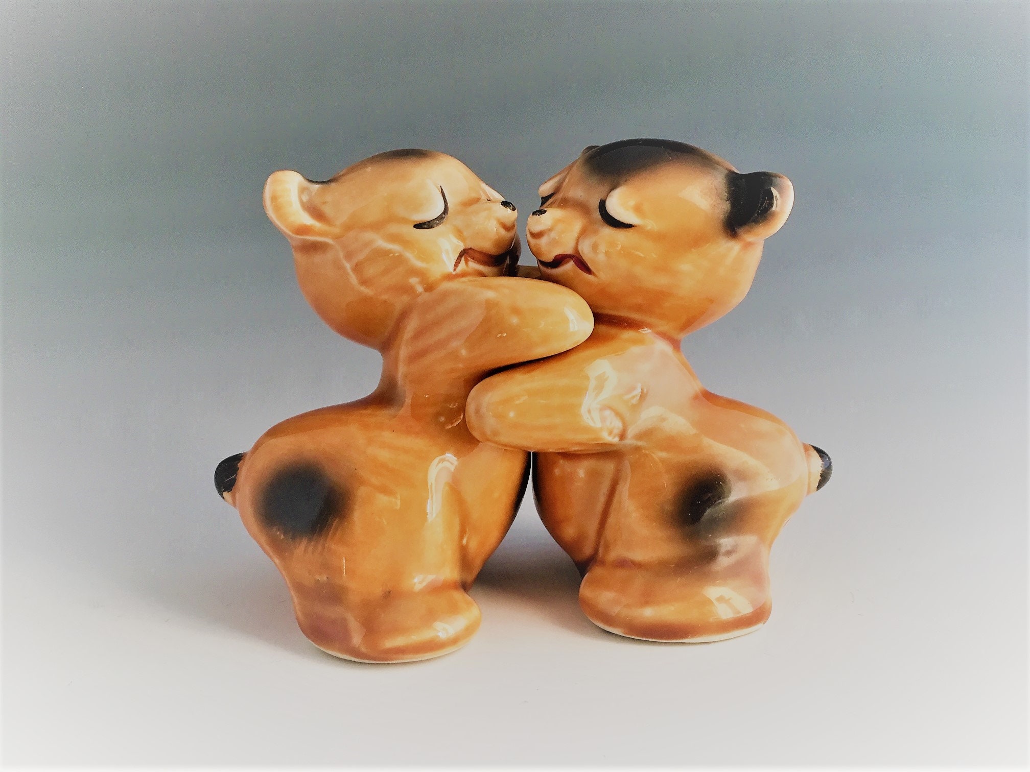 Vintage Van Tellingen Hugging Bears Salt and Pepper Shakers Mid
