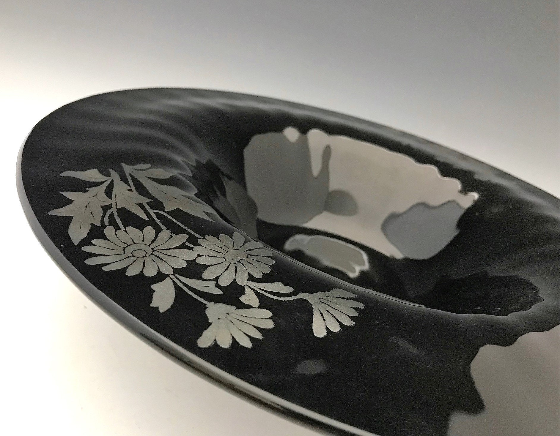 L.E. Smith Black Glass Console Bowl With Two Daisies Silver Decoration