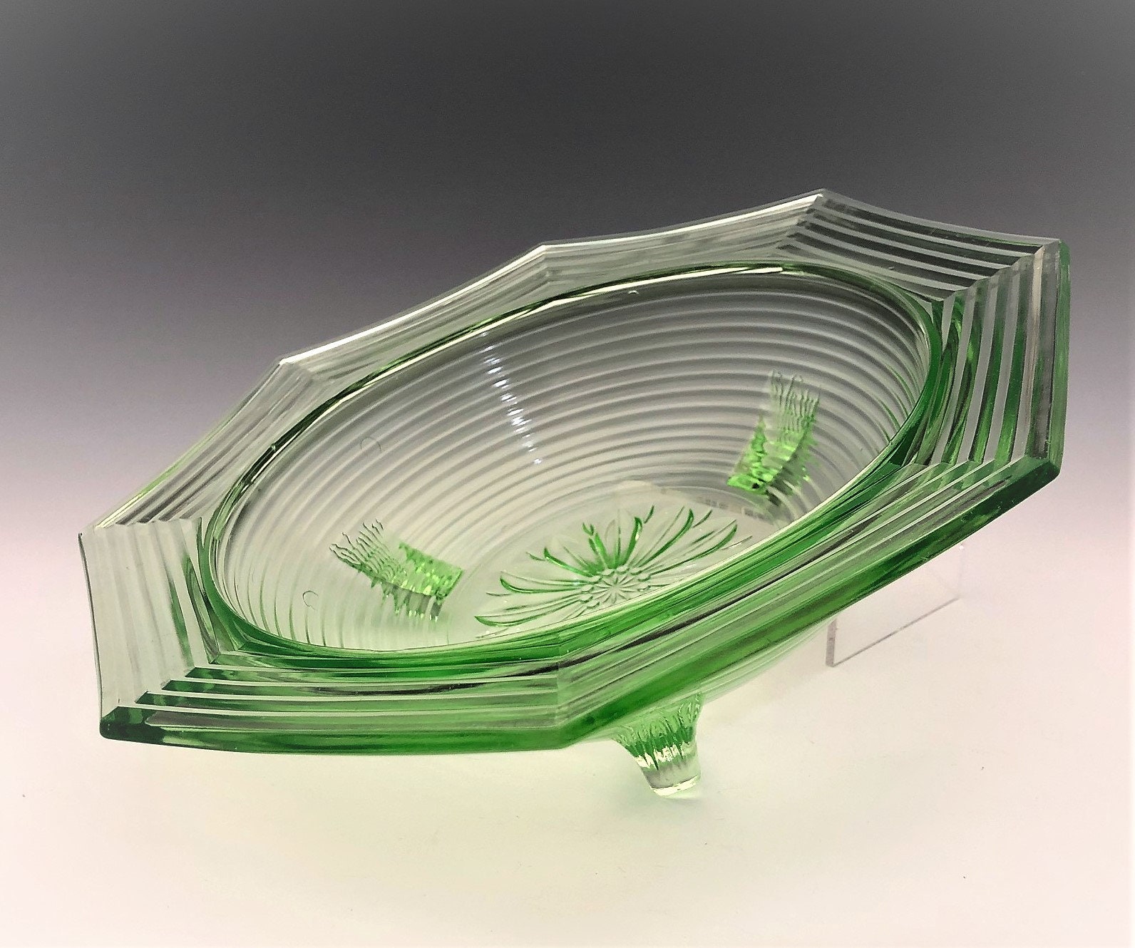 U.S. Glass King Tut Pattern Hard to Find Uranium Glass Bowl Green