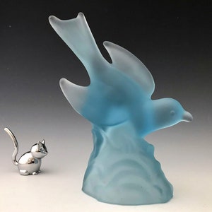 L.E. Smith No. 4401 Flying Bird in Light Blue Satin