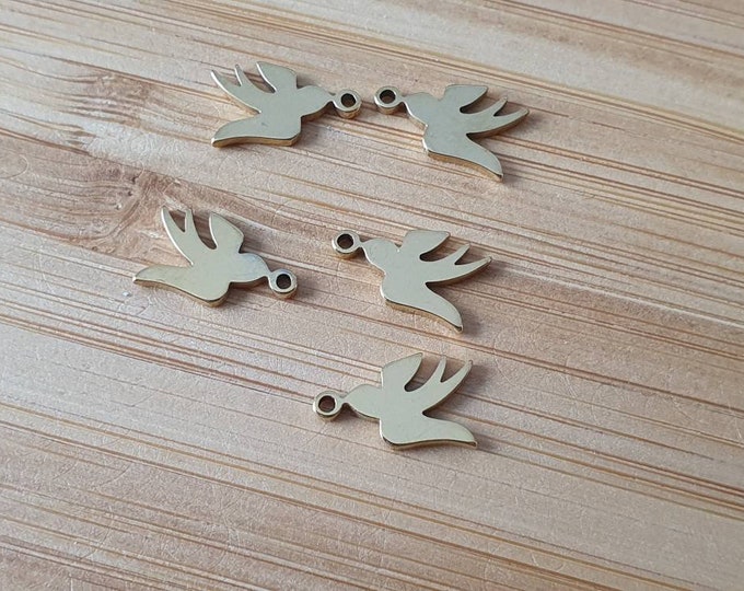 Stainless steel charms exists in silver or gold