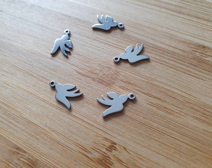 Stainless steel charms exists in silver or gold