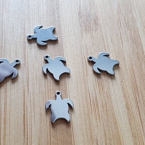 Stainless steel charms exists in silver or gold