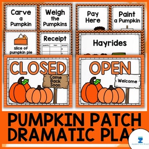 Könnte beinhalten: Ein Satz druckbarer Schilder für ein Rollenspiel zum Thema Kürbis. Die Schilder beinhalten "Kürbis schnitzen", "Kürbisse wiegen", "Hier bezahlen", "Kürbis bemalen", "Kutschenfahrten", "Geschlossen", "Geöffnet" und eine Kassenbonvorlage. Die Schilder sind orange und schwarz mit einem Kürbis-Motiv.