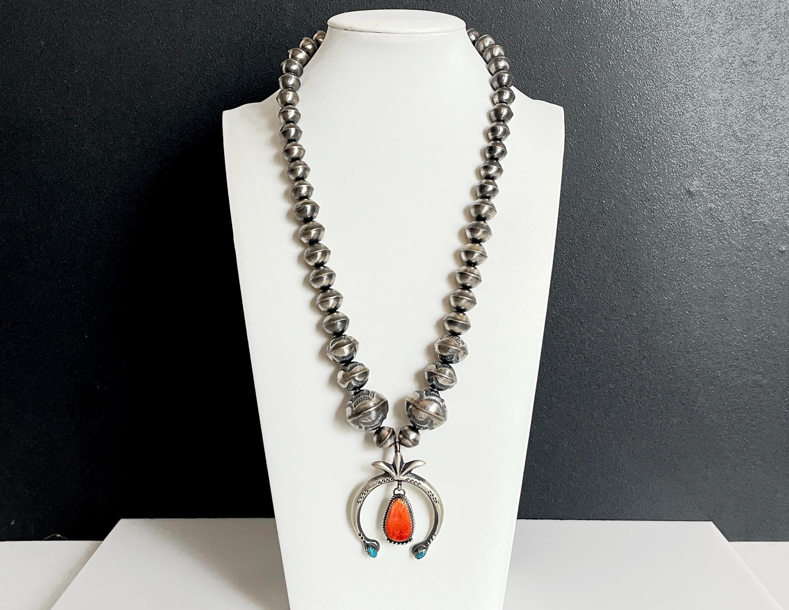 Collana con perline in argento sterling con timbro Navajo vintage, firmata, con ostrica spinosa turchese, arancione e rossa, orecchini abbinati. Collana da 20".