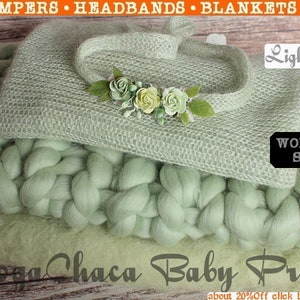 Op de afbeelding: Een set lichtgroene baby-rekwisieten voor newborn fotografie. De set bevat een dikke gebreide deken, een pluche deken en een delicate gebreide wikkel met een bloemenhoofdband. De tekst "Light Mint" en "Worldwide Shipping" is zichtbaar in de afbeelding.