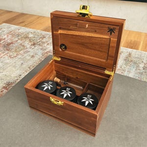 OG Dark Wood Bzz Box (Aufbewahrungsbox), Rolltablett, 3 Aufbewahrungsgläser, Kreidemarker, Aufbewahrungsröhre aus Glas