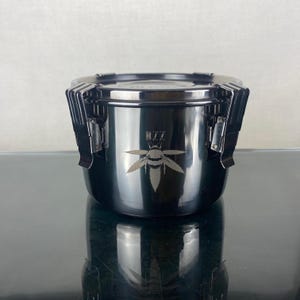 Bzz CANNAster (Vorratsglas aus lebensmittelechtem Edelstahl), luftdicht, geruchsdicht, 4 Verschlüssen und Deckelfach