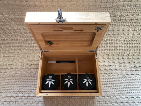 La caja Bzz grande caja de almacenamiento de bambú viene con 3 frascos de  almacenamiento, una bandeja de bambú, marcador de pizarra / caja de bloqueo  de madera, idea de regalo para