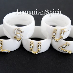 Letras armenias Anillo de cerámica blanca con letra de plata 925 bañada en oro y circonitas blancas.