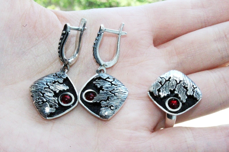 Modern ring Silver 925 Black jewelry with cracks and red stone Dark jewellery Small rings Gifts for silver lover Delicate rings for woman