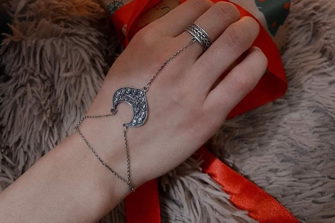 Pin by Ammu Kaur on Bangles jewelry designs | Silk thread bangles design,  Silk jewelry, Indian bridal jewelry sets