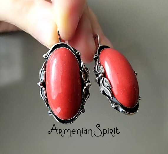 Boucles d'oreilles en argent avec onyx, brillants et corail rouge