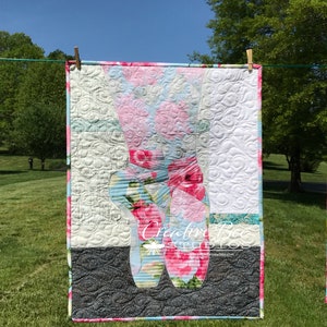 Image of pointe shoes ballet quilt.