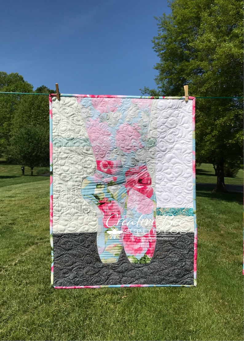 Image of pointe shoes ballet quilt.